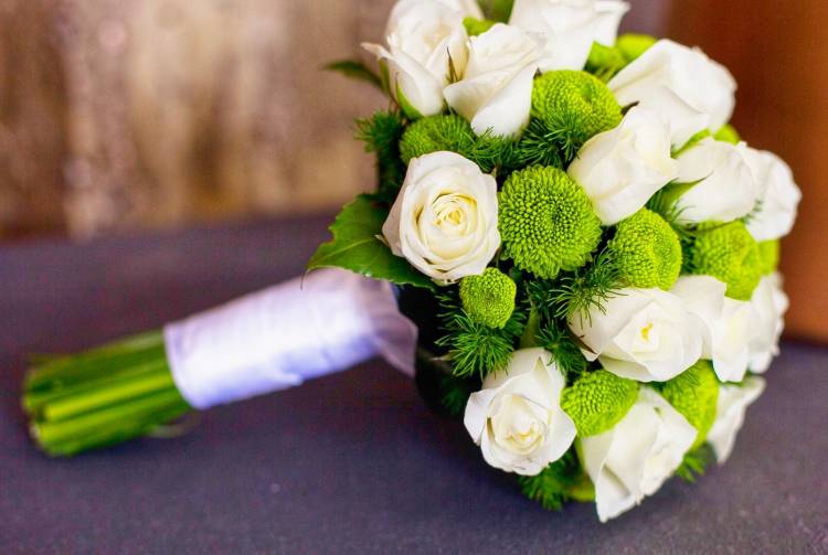 Букет невесты из роз, хризантем и зелени